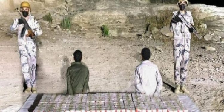 القبض على مخالفَيْن لتهريبهما 59,998 قرصًا خاضعًا لتنظيم التداول الطبي بجازان