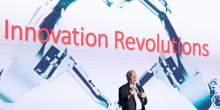 الكاتب الأمريكي الشهير “والتر إيزاكسون”: السعودية تشهد ثورة تنموية في ابتكارات الطاقة المتجددة