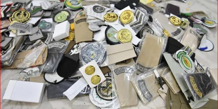اللجنة الأمنية بإمارة الرياض تصادر أكثر من 3000 رتبة وشعارات عسكرية وتغلق 6 محال مخالفة