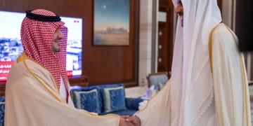 بتوجيه من القيادة .. الأمير عبدالعزيز بن سعود يلتقي أمير دولة قطر