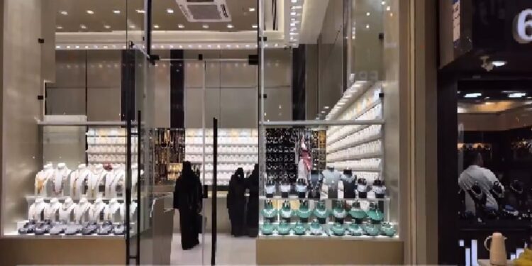 بعد أعوام من سطوة الأيدي العاملة.. إدارة سوق الذهب في أيد سعودية أمينة