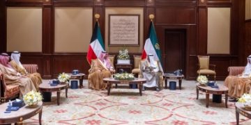 تركي بن محمد يبحث مع أمير الكويت تطوير العلاقات
