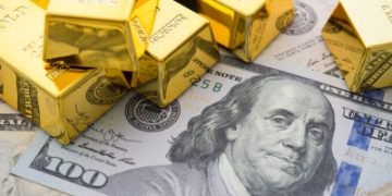 خفض الفائدة يصعد بالنفط والذهب والدولار
