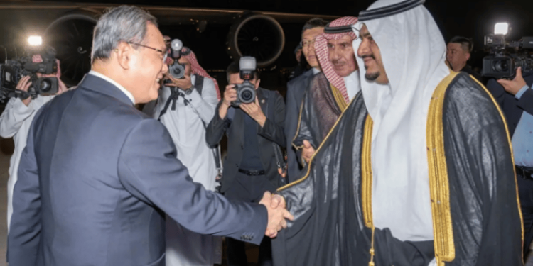 رئيس مجلس الدولة الصيني يصل الرياض