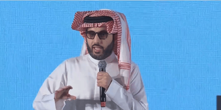 رئيس هيئة الترفيه يدعو الكتّاب والأدباء إلى تقديم أعمالهم للفوز بجائزة "القلم الذهبي"