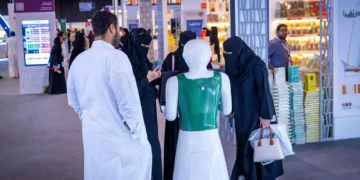“رجل آلي” يرشد زوار معرض الكتاب بعدة لغات للوصول إلى مبتغاهم من الكتب
