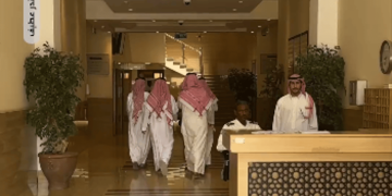 طلاب جامعات يؤيدون الالتزام بالزي الرسمي: يعكس الأصالة والهوية
