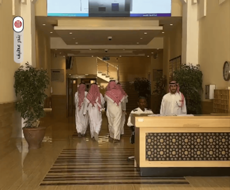 طلاب جامعات يؤيدون الالتزام بالزي الرسمي: يعكس الأصالة والهوية