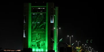 عروض الضوء تزين طرق وميادين ومعالم جدة احتفاءً باليوم الوطني الـ94