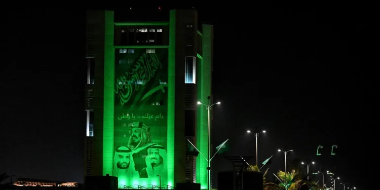 عروض الضوء تزين طرق وميادين ومعالم جدة احتفاءً باليوم الوطني الـ94