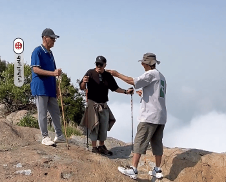 على ارتفاع 2300 متر .. هواة الهايكنج يصعدون قمة جبل مومة بعسير