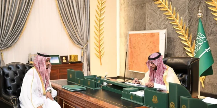 محافظ الطائف يطلع على برامج المدينة الصحية