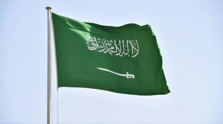 مستشار قانوني يحدد حالات يحظر فيها استخدام العلم السعودي