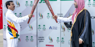 نائب أمير عسير يتسلم شعلة دورة الألعاب السعودية 2024