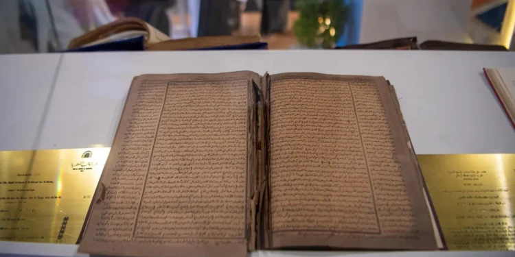 نوادر الكتب القديمة وعناصر من التراث القطري تجذب زوَّار جناح دولة قطر في معرض الرياض الدولي للكتاب