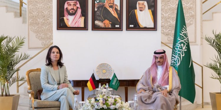 وزير الخارجية يبحث العلاقات الثنائية والمستجدات في غزة مع نظيرته الألمانية
