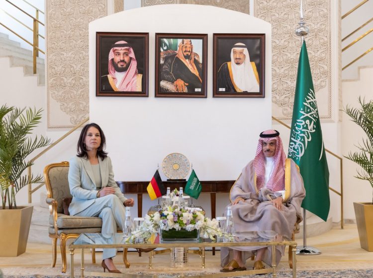وزير الخارجية يبحث العلاقات الثنائية والمستجدات في غزة مع نظيرته الألمانية