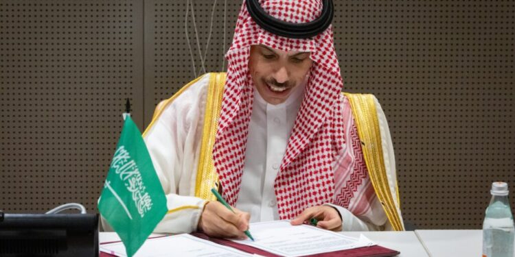 وزير الخارجية يلتقي وزير خارجية أذربيجان ويوقعان على مذكرة تفاهم بين البلدين