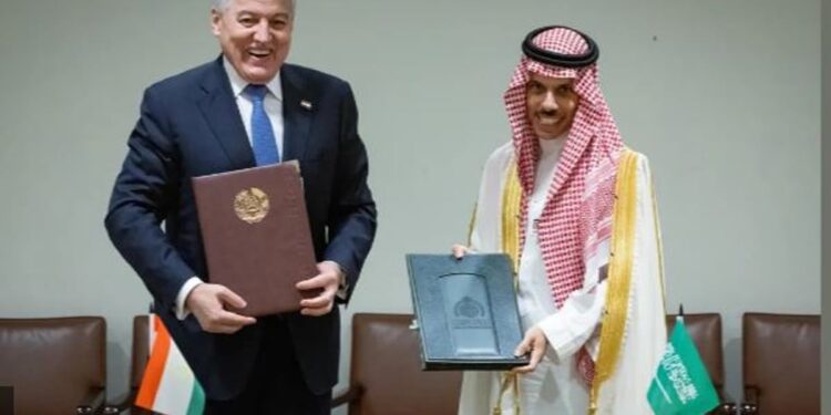 وزير الخارجية يوقع مذكرة تفاهم مع نظيره الطاجيكي
