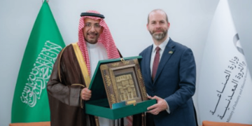 وزير الصناعة يبحث تعزيز التعاون مع نظيره البريطاني