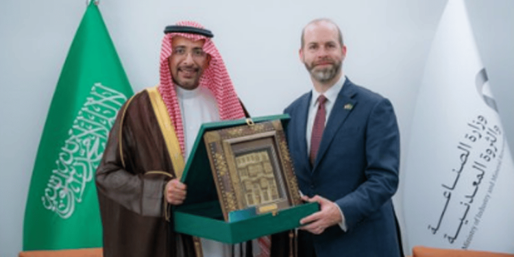 وزير الصناعة يبحث تعزيز التعاون مع نظيره البريطاني