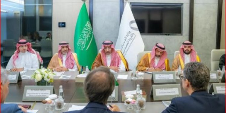وزير الصناعة يبحث فرص التعاون في الابتكار الصناعي وحلول التصنيع الذكية مع إيطاليا