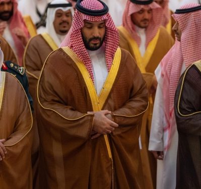 ولي العهد يؤدي صلاة الميت على الأميرة لطيفة