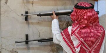 نادي الصقور السعودي يتيح مساحة أكبر للجناح المخصص لأسلحة الصيد خلال معرضه