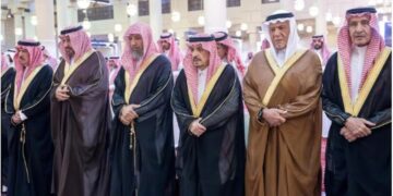 أمير منطقة الرياض يؤدي صلاة الميت على الأمير سلطان بن محمد بن عبدالعزيز آل سعود