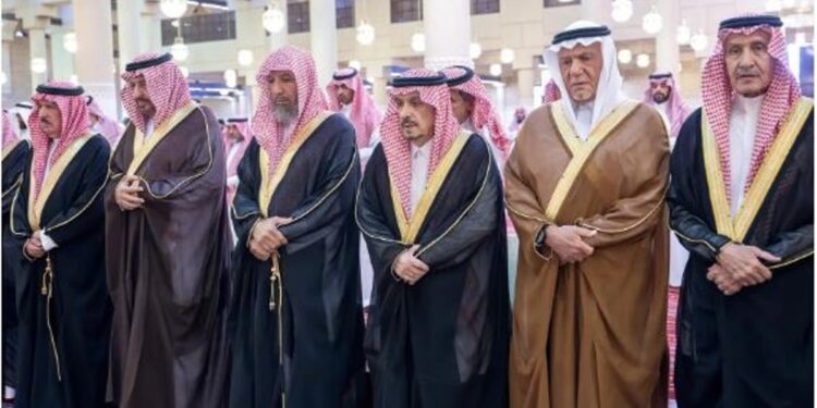 أمير منطقة الرياض يؤدي صلاة الميت على الأمير سلطان بن محمد بن عبدالعزيز آل سعود
