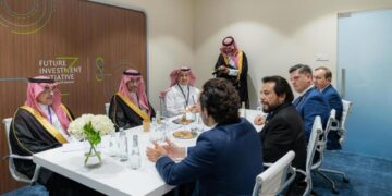 وزير الصناعة يبحث تعزيز التعاون الصناعي والتعديني مع جمهورية السلفادور