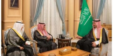 أمير المدينة المنورة يطلع على عرض مرئي لـ«القرية العربية» خلال لقائه رئيس المنظمة العربية للسياحة