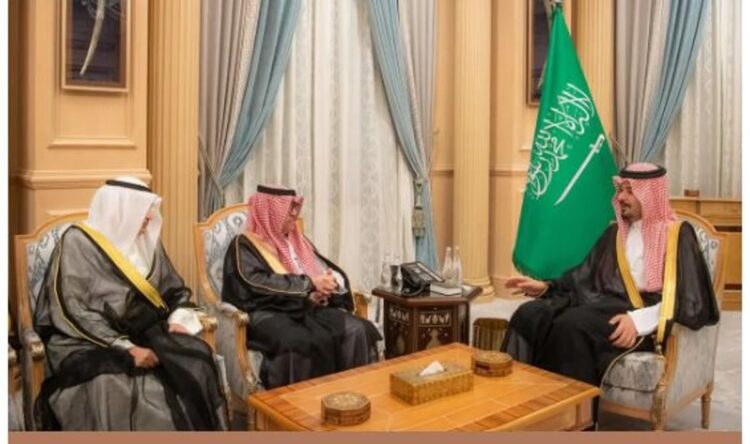 أمير المدينة المنورة يطلع على عرض مرئي لـ«القرية العربية» خلال لقائه رئيس المنظمة العربية للسياحة