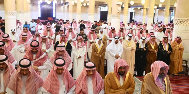 أمير منطقة الرياض يؤدي صلاة الميت على صاحب السمو الأمير مشاري بن سعود بن ناصر بن فرحان آل سعود