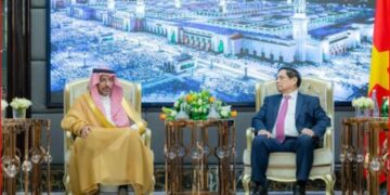 وزير الصناعة يبحث تعزيز الروابط الاقتصادية مع رئيس الوزراء الفيتنامي