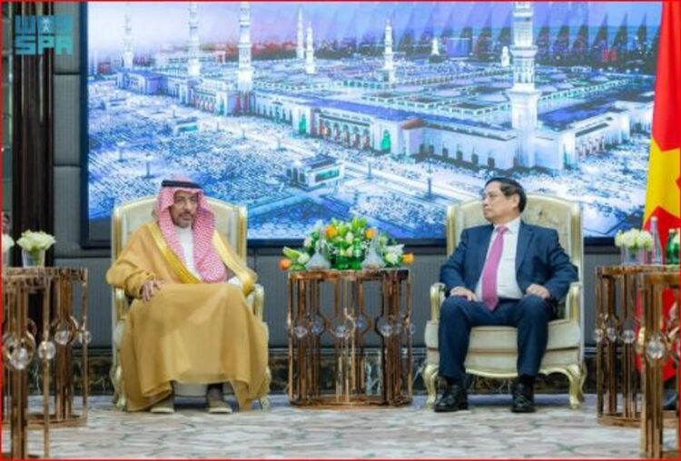وزير الصناعة يبحث تعزيز الروابط الاقتصادية مع رئيس الوزراء الفيتنامي