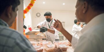 "الكربو" الإندونيسي يثير إعجاب زوار حديقة السويدي