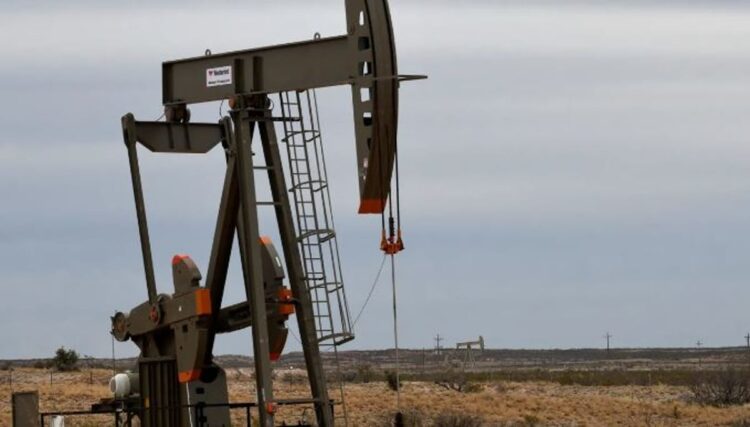 أسعار النفط تتأرجح بين مخاوف جيوسياسية وآفاق اقتصادية ضعيفة