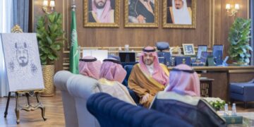 أمير الحدود الشمالية يستقبل رئيس سفراء جمعية الأدب المهنية بالمنطقة