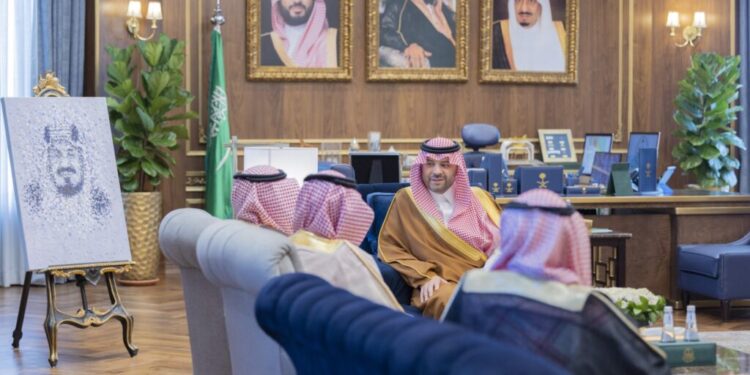 أمير الحدود الشمالية يستقبل رئيس سفراء جمعية الأدب المهنية بالمنطقة