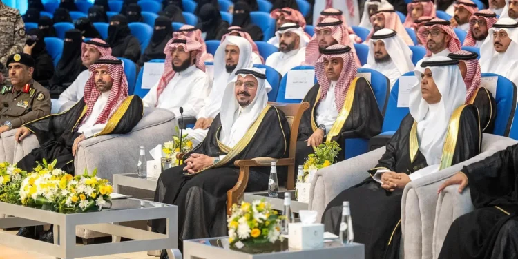 أمير القصيم يكرّم 15 فائزًا وفائزة بجائزة “المعلم قدوة” في تعليم المنطقة