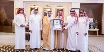 أمير منطقة القصيم يتسلم شهادة موسوعة غينيس لأكبر كرنفال تمور بالعالم