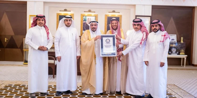 أمير منطقة القصيم يتسلم شهادة موسوعة غينيس لأكبر كرنفال تمور بالعالم