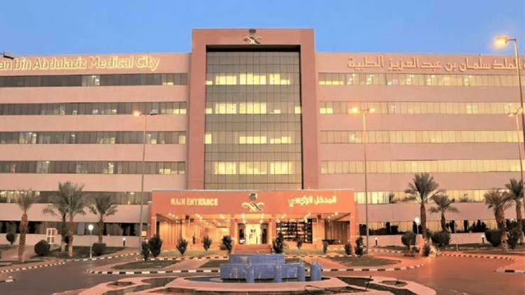 إنهاء معاناة عشرينية من انحراف وتحدب العمود الفقري بمدينة الملك سلمان الطبية