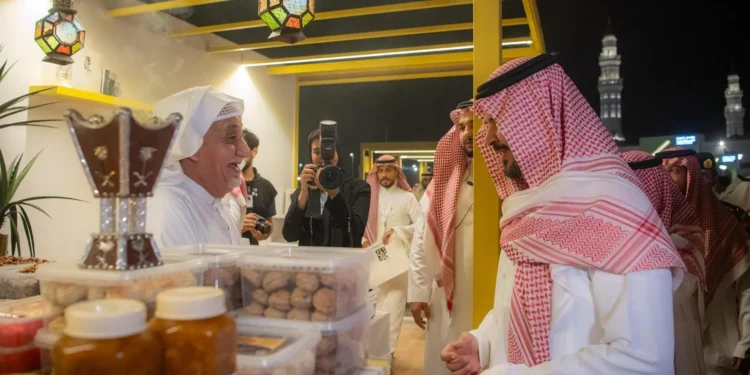 الأمير سلمان بن سلطان يزور “معرض تمور المدينة المنورة”
