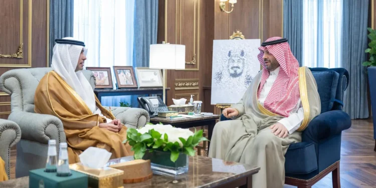 الأمير فيصل بن خالد بن سلطان يستقبل وزير البلديات والإسكان