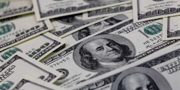 الدولار يرتفع إلى أعلى مستوى في عشرة أسابيع مقابل الين