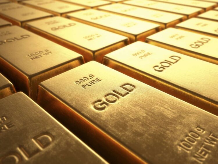 الذهب يتراجع عن مستوياته القياسية بعد تلميحات رئيس الاحتياطي الفيدرالي بخفض أسعار الفائدة