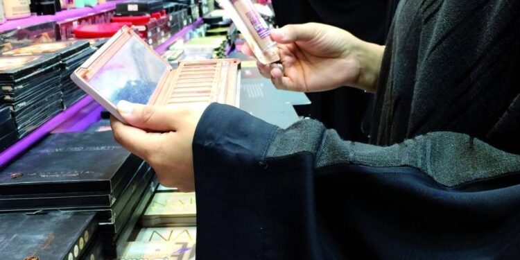 السجن يلاحق المقلدين في الأسواق.. مليون ريال غرامة تزوير العلامات التجارية