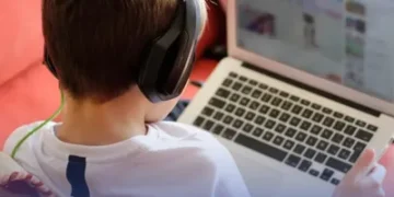 “الصحة” تحذر من الجلوس المطول أمام الشاشات